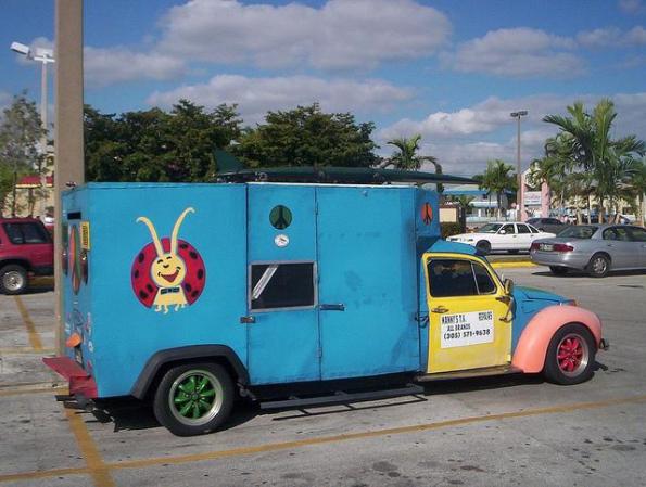 Un clásico automotriz personalizado de una manera que demuestra la creatividad de los habitantes de Hialeah.