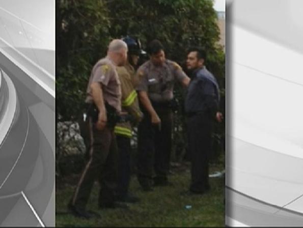 La policía todavía investiga las causas que le provocaron la pérdida del control al chofer (a la derecha esposado).