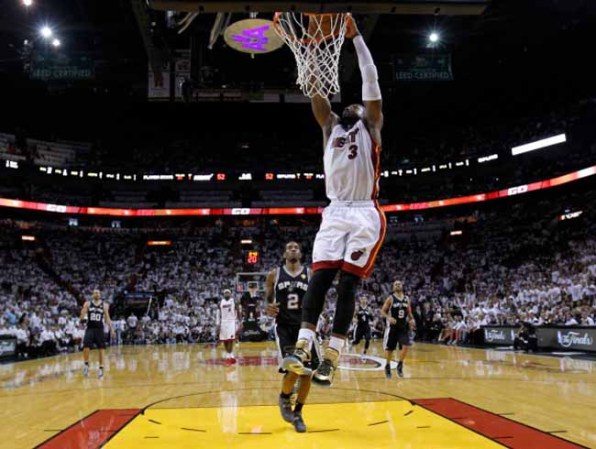 Wade con una importante clavada. El estelar brilló con 22 puntos.