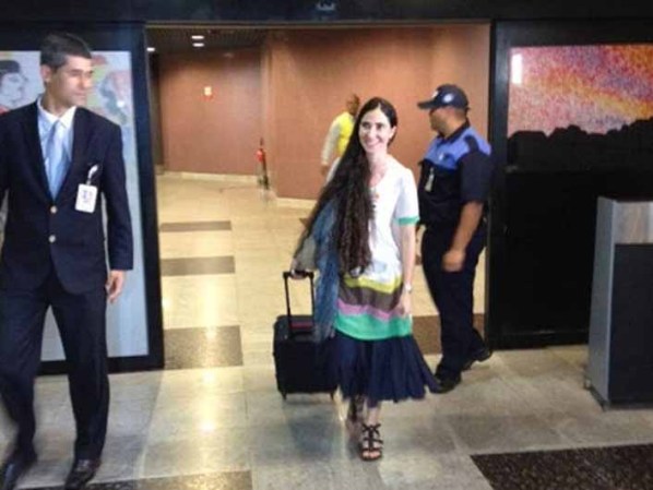 La bloguera disidente cubana Yoani Sánchez llegó este lunes a Brasil, en su primera escala como parte de un recorrido por unos 10 países.