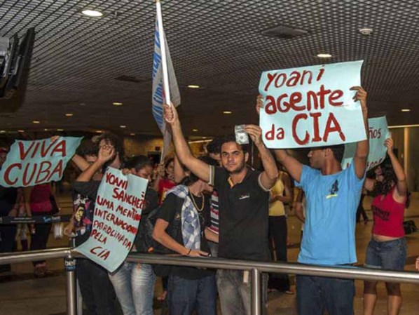 La bloguera disidente cubana Yoani Sánchez llegó este lunes a Brasil, en su primera escala como parte de un recorrido por unos 10 países.
