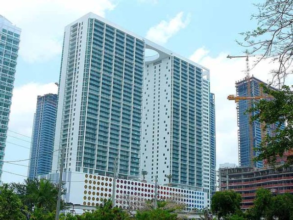 500 Brickell West Tower. 426 pies (130 metros) 42 pisos. Construído en 2008