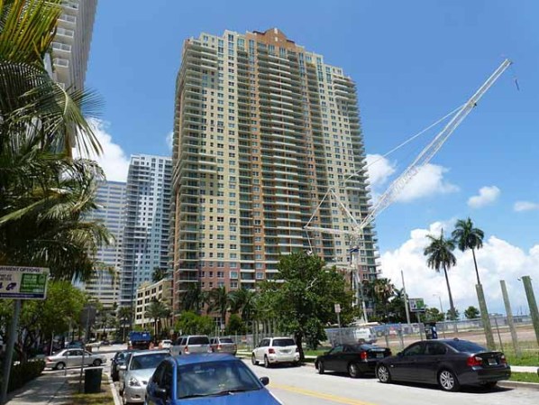 The Mark on Brickell. 420 pies(128 metros) 36 pisos. Construído en 2001