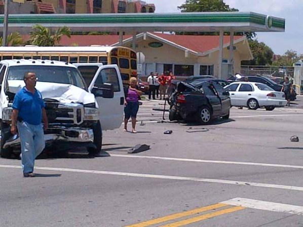 Un aparatoso accidente en el que se vieron involucrados 5 autos.ocurrió en la 47 avenida y la 7 calle del noroeste, en lo que los vecinos llaman "la intersección de la muerte". Dejó muerto a un hombre anciano de unos 70 años de nombre Juan Liriano.