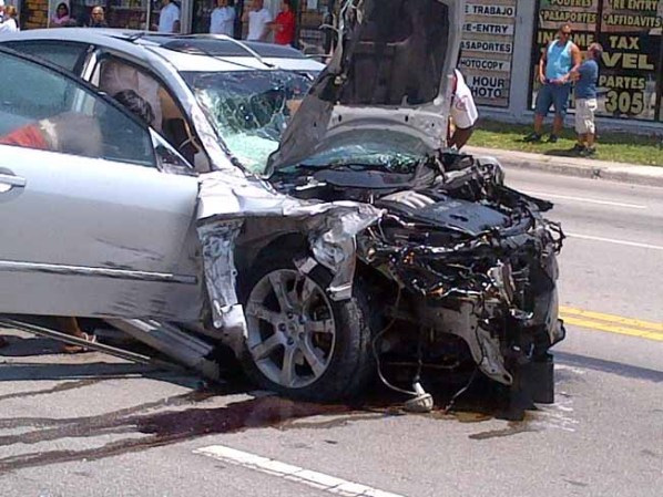 Un aparatoso accidente en el que se vieron involucrados 5 autos.ocurrió en la 47 avenida y la 7 calle del noroeste, en lo que los vecinos llaman "la intersección de la muerte". Dejó muerto a un hombre anciano de unos 70 años de nombre Juan Liriano.