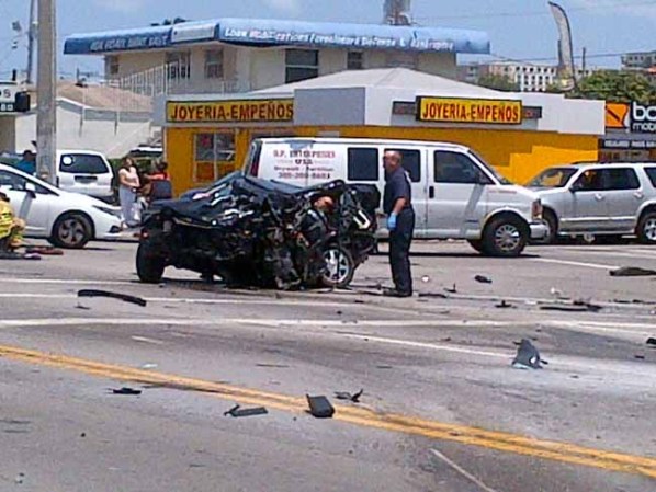 Un aparatoso accidente en el que se vieron involucrados 5 autos.ocurrió en la 47 avenida y la 7 calle del noroeste, en lo que los vecinos llaman "la intersección de la muerte". Dejó muerto a un hombre anciano de unos 70 años de nombre Juan Liriano.