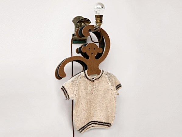 Estos ganchos en forma de chango hechos de desperdicios de bosque europeos no-tóxicos serán una manera de mantener la ropa sin arrugas y el medio ambiente limpio. Disponibles en babesta.com, $20 cada uno.
