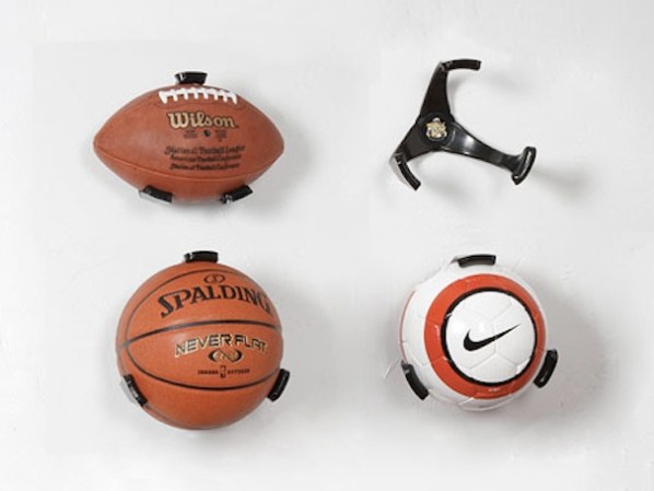 Que las pelotas no anden rodando por tu casa. Este genial objeto te ayuda a mantenerlas en su sitio y montadas sobre una pared. Disponibles en ballclaw.com, $12.