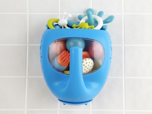 Cuando te pierdes en un mar de juguetes, este contenedor es un verdadero salvavidas. Jala de la manija para sacar los juguetes sostenidos a la pared gracias a poderosas ventosas. Lo encuentras en landofnod.com, $20.
