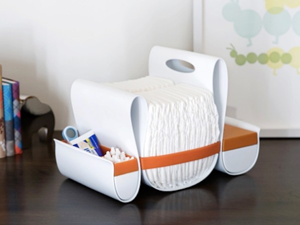 Los pañales no tienen por qué ser una cosa sucia, y menos si se tiene este elegante contenedor que tiene espacio para cremas, pomadas, toallitas húmedas y juguetes para mantener a tu bebé ocupado. Disponible en boon.com, $50.