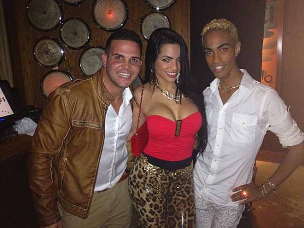 Dayamí Padrón, la bella y despampanante modelo y actriz cubana con Pollito Tropical.