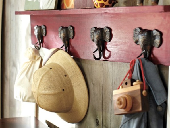 Chamarras, sombreros y mochilas se verán aún mejor en esta repisa decorativa con ganchos en forma de elefante. Disponible en potterybarnkids.com, $99.