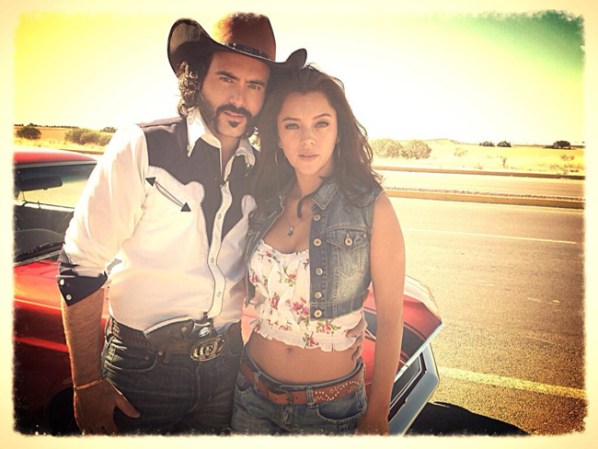 Para el actor mexicano, hombres y mujeres somos distintos orgánica y físicamente, porque hay cosas que las mujeres hacen y que los hombres no y viceversa, pero cree que puede haber igualdad siempre y cuando se respeten las diferencias.