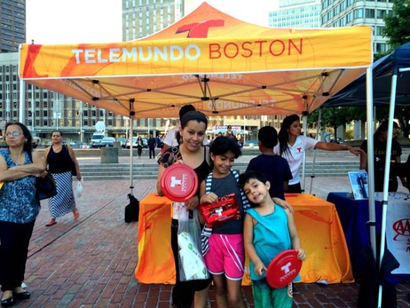 28 DE AGOSTO 2014 - Festival Caliente. La cita en la plaza del City Hall de Boston comenzó con nuestros televidentes de todas las edades haciendo una parada en nuestro stand para irse complacidos por los obsequios recibidos.