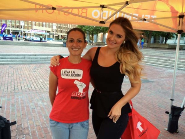 Y Kimberly no paró, perdimos la cuenta de las fotos que se tomó juntos a sus fans...y de los besos y abrazos también.