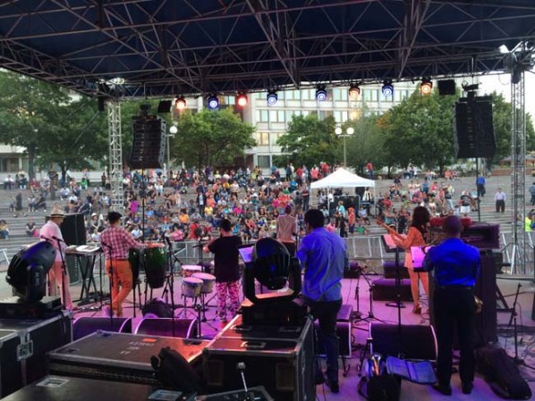 Y poco a poco la plaza del ayuntamiento de Boston se fue colmando para deleitarse con los artistas.