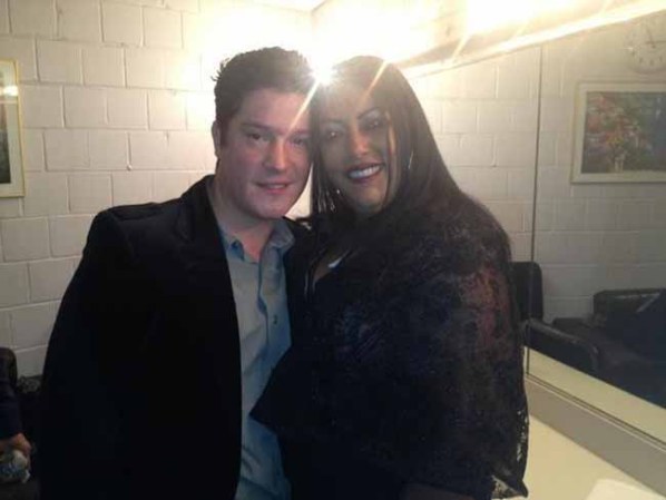 Posando con el cantante Frankie Negrón.