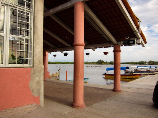 Tiene 2 embarcaderos: La Batanga, que es el más transitado y, El Matadero, más pequeño que el anterior, a sólo 2 kilómetros de la isla.