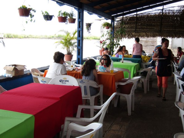 Los visitantes acostumbran comer en los restaurantes que rodean la isla, donde los platillos más solicitados son camarones con “bigote” y pescado.