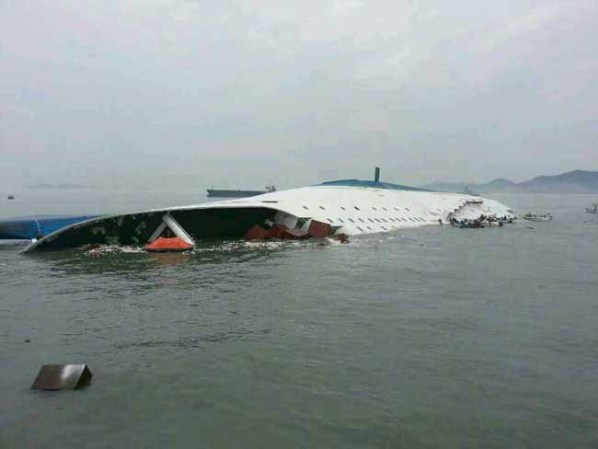 El buque Sewol se hundió unas dos horas después de sufrir, a las 9.00 hora local (0.00 GMT), una aparente colisión a unos 20 kilómetros de la isla suroccidental de Byeongpyung.