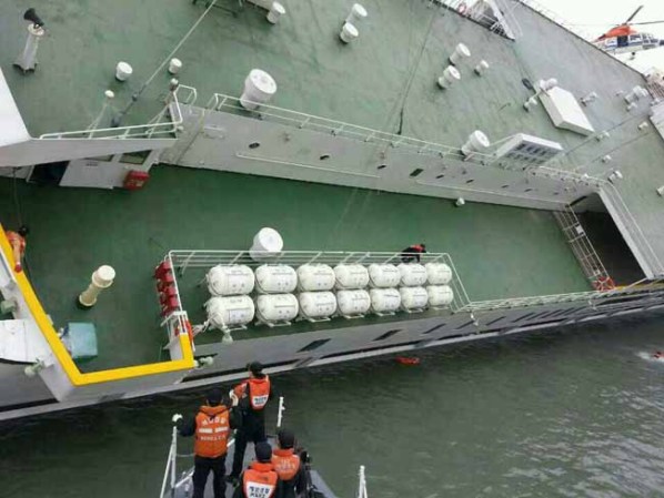 En cuanto a las causas del hundimiento, se cree que el Sewol colisionó con algún obstáculo que rompió su casco y abrió una entrada de agua.