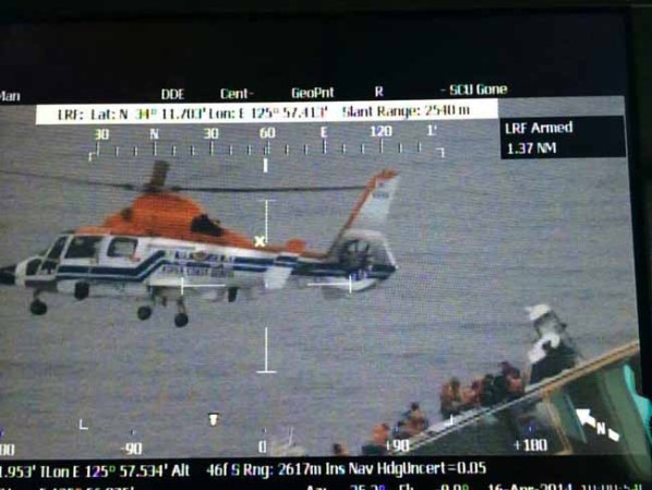 La situación es muy adversa, dado que el Sewol permanece hundido desde hace varias horas a 30 metros de profundidad, la visibilidad es prácticamente nula y la temperatura del agua es de unos 12 grados.
