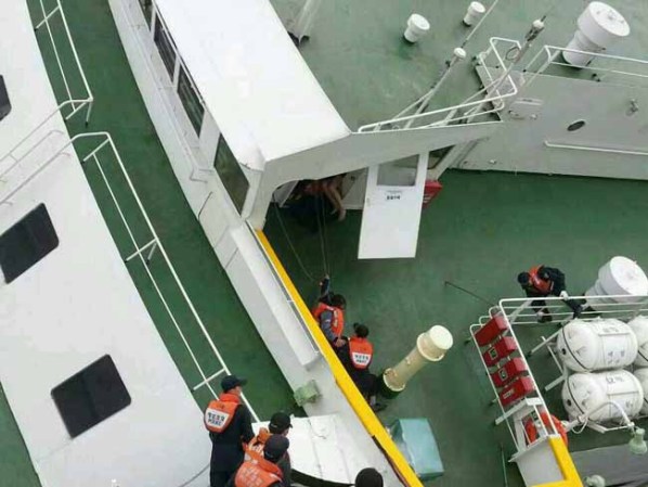 Debido a estos tres factores "es poco probable que cualquier persona atrapada en el interior haya sobrevivido", indicó un operario de rescate citado por el diario Korea Herald.