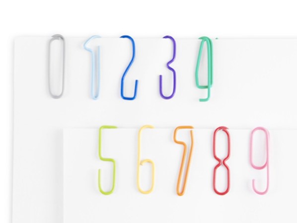 Administrar todas las tareas de tu pequeño es una tarea en sí misma. Agrupa todo con estos coloridos clips y nunca se te pasará enviar una. Disponibles en momastore.org, $5 por diez.