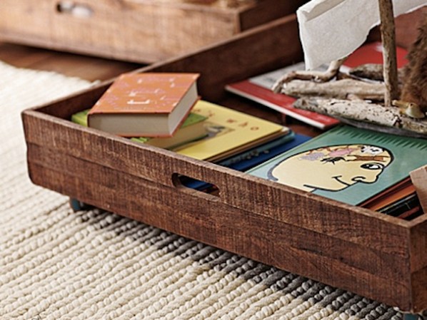 Adiós a las cajas de plástico, este contendor de madera de mango con ruedas le dará un look más vintage a lo que desees guardar bajo tu cama. Disponible en serenaandlily.com, $198 cada uno; $360 por dos.
