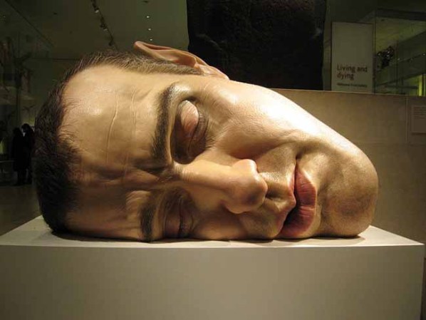 El artista Ron Mueck es el principal exponente del hiperrealismo, que a su vez es tan tan real, que hasta sus figuras dan miedo.