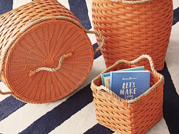 Este trío de contenedores de rattan son perfectos para el cuarto del bebé, la sala, cuarto de juegos o lavandería. Disponible en serenaandlily.com, $38-$98.
