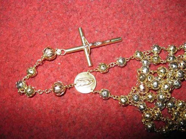 1. Vendo Rosario de oro 14 combinado con oro blanco 36gr.<br />Precio: 1,600 cuc<br />Fecha: Miércoles, 24 de Abril del 2013, 10:54 PM<br />Vendo rosario de oro 14 combinado con oro blanco 36gr. Es una joya única mandada hacer en una joyería del vaticano, copiada de un libro de la mitología romana. Interesado llamar al 52844718, wendy o Brian 52829545