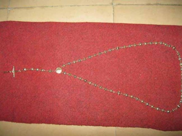 1. Vendo Rosario de oro 14 combinado con oro blanco 36gr.<br />Precio: 1,600 cuc<br />Fecha: Miércoles, 24 de Abril del 2013, 10:54 PM<br />Vendo rosario de oro 14 combinado con oro blanco 36gr. Es una joya única mandada hacer en una joyería del vaticano, copiada de un libro de la mitología romana. Interesado llamar al 52844718, wendy o Brian 52829545
