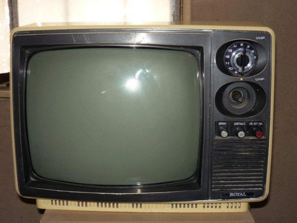 Los antiguos televisores blanco y negro, a lo que había que darles un cantazo por el lado de vez en cuando para que se viera la imagen bien.