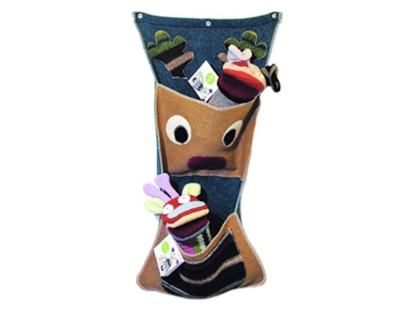 Divertido cual si fuera juguete, estas bolsas que se montan en la pared es todo un personaje. Disponible en cateandlevi.com, $50.