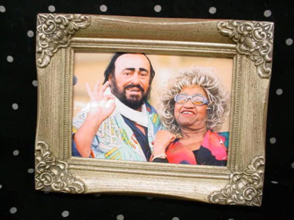 Sus dos primeras canciones grabadas en un disco fueron " Cao, cao maní picaó" (José Carbó Menéndez Mata siguaraya (Lino Frías) en 1950.<br />En la fotografía de Celia Cruz y Luciano Pavaroti