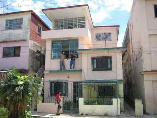 VENDO 230 MTS CONSTRUIDOS EN DOS PLANTAS ENTRADA DE GRANITO BLANCO Y ENTRADA DE SERVICIO POR LA COCINA, CON 4 DORMITORIOS , SALA-COMEDOR. 60,000 cuc.