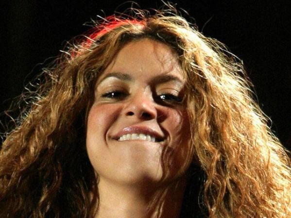 Shakira (1977, Barranquilla, Colombia), cantante colombiana de origen libanés y fundadora de la organización altruísta "Pies Descalzos".