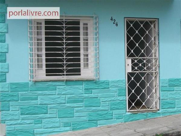 Casa en 10 de Octubre cerca de la calzada, gas de la calle, sala, cocina-comedor, baño, cuarto grande, tiene un pasillo lateral con lavadero y dos tanques de agua, el pasillo esta enrejado. Precio:$10,000