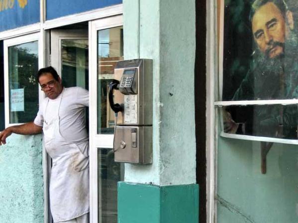 Un tendero sin clientes, pero con Castro.