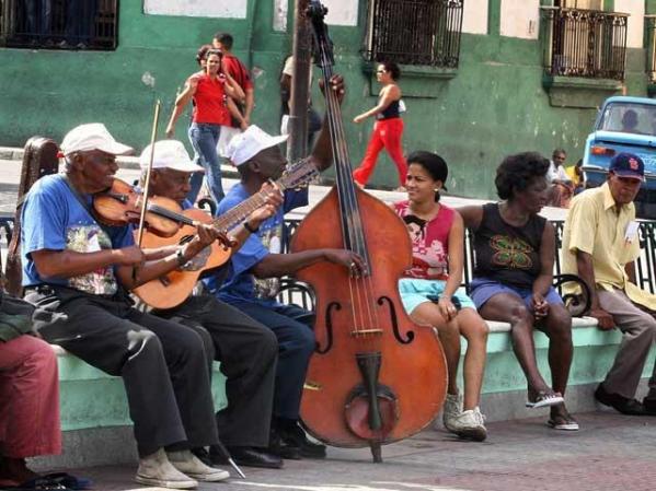 A continuación, ejemplos de la endeble industria privada en Cuba. En este caso, Overlin Barrientos toca con sus amigos en la plaza de Santiago. .