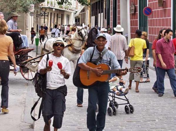 Músicos recorren las calles de la capital cubana.