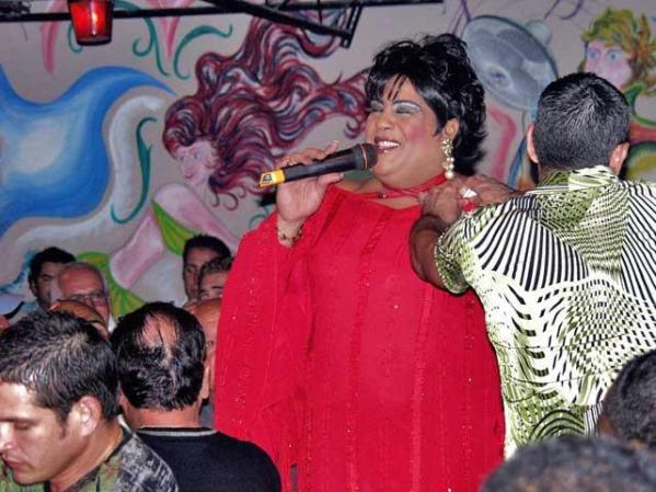 El travestí Maridalia recibe dinero de un fan en el cabaret Rogelio Conde en el barrio Lawton de La Habana.