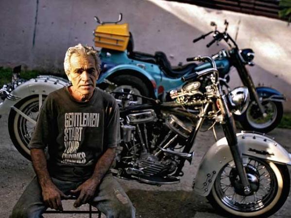Sergio Morales, un mecánico de Harley Davidsons, se toma un descanso en el taller.