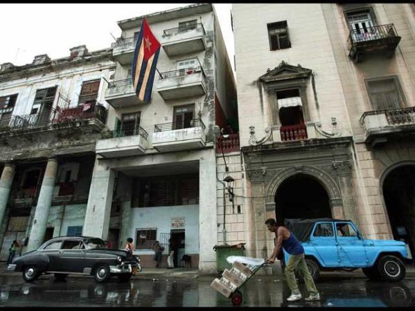 Un hombre transporta mercancía por las calles del casco viejo de la capital cubana.