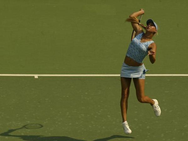 La atleta, mientras tanto, continúa jugando, pero el tenis va quedando atrás.
