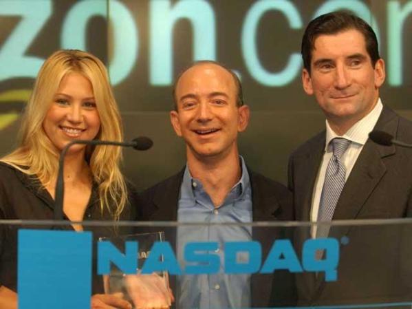 Las apariciones publicitarias se multiplican, como esta con el presidente de Amazon.com Jeff Bezos (centro) y el presidente de NASDAQ, Bob Greifeld, en agosto del 2003.