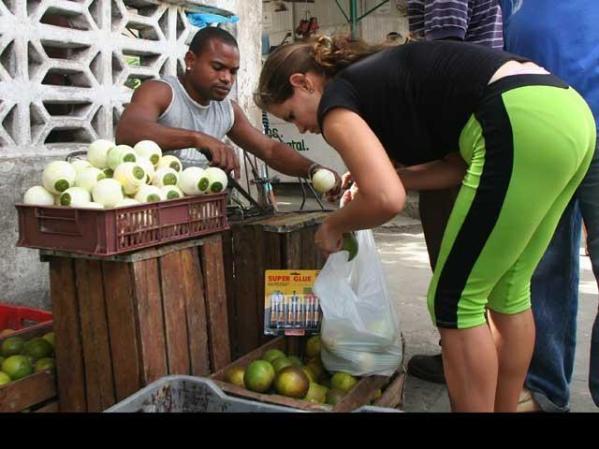 Lamont atiende a una clienta.