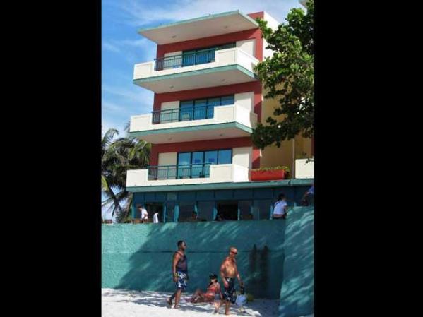 Entre los cambios en Cuba está el de que los isleños ya pueden hospedarse en hoteles antes reservados para turistas.