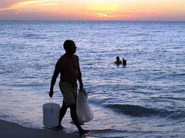 Estos salarios imposibilitan gastos de hoteles como los de esta playa, famosa en el mundo entero.